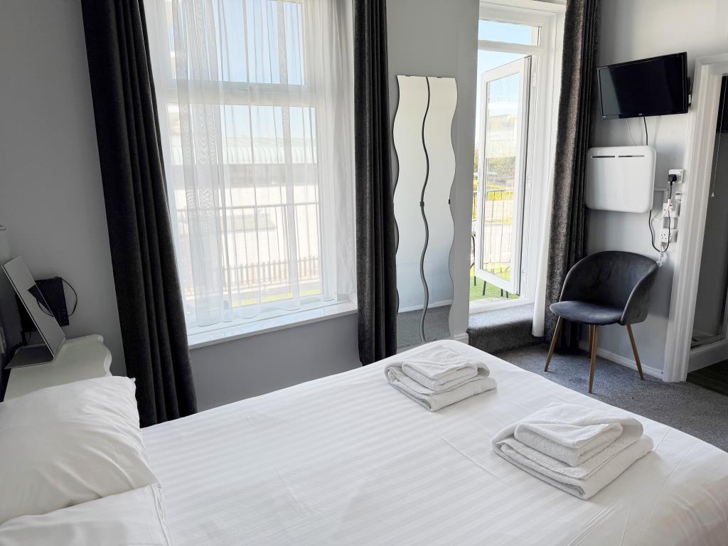 Lot: 48 - FREEHOLD CLIFF TOP HOTEL WITH TWENTY EN-SUITE GUEST ROOMS AND STUNNING VIEWS - One of the First Floor Bedrooms